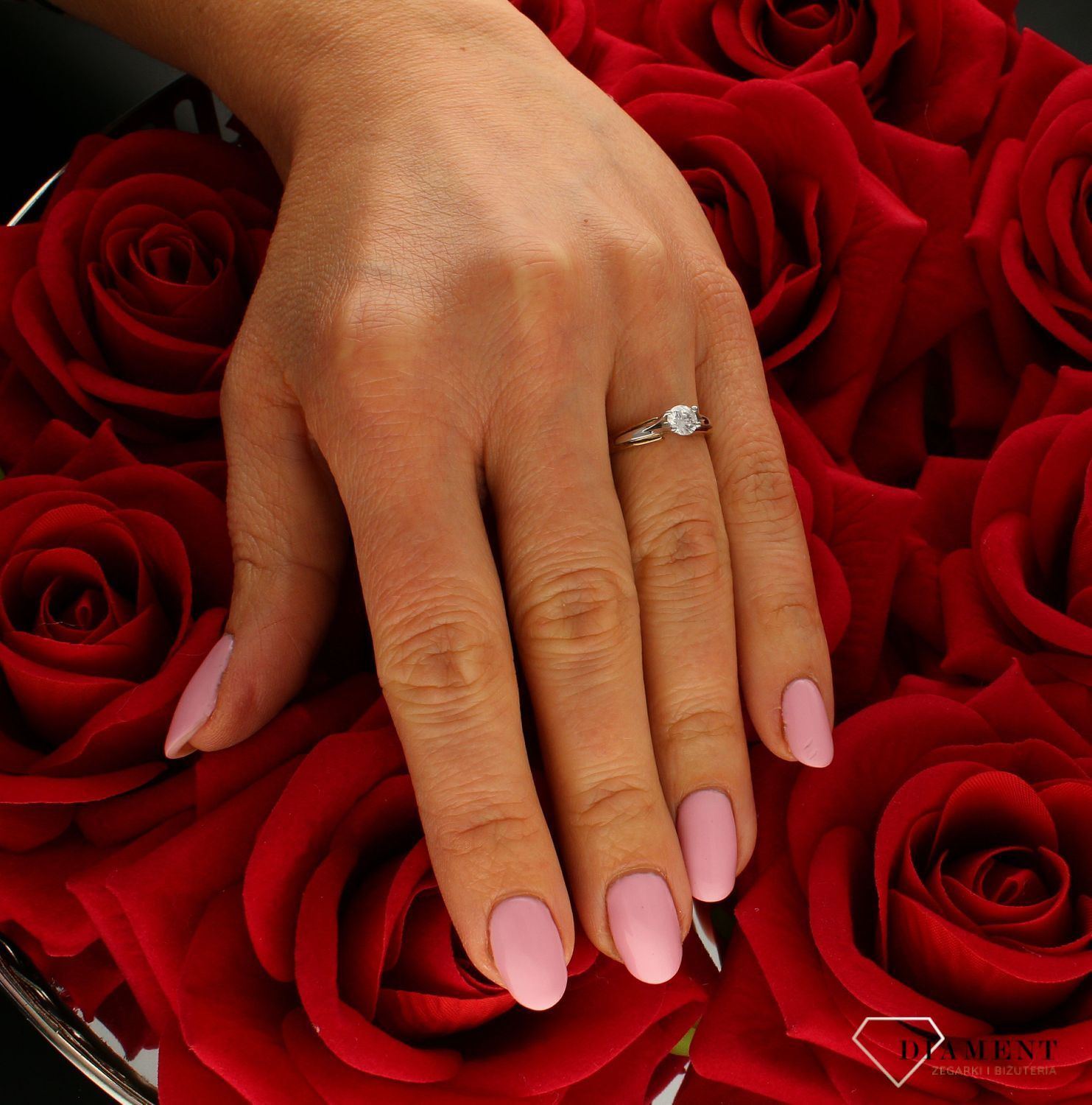 Złoty pierścionek 333 z wystającą cyrkonią zaręczynowy DIA-PI 1960A-333. Pierścionek został wykonany z najwyższej jakości złota próby 333. Waga pierścionka wynosi około 1,84 gram. Pierścionek został ozdobiony wystającą okrąg (3).jpg